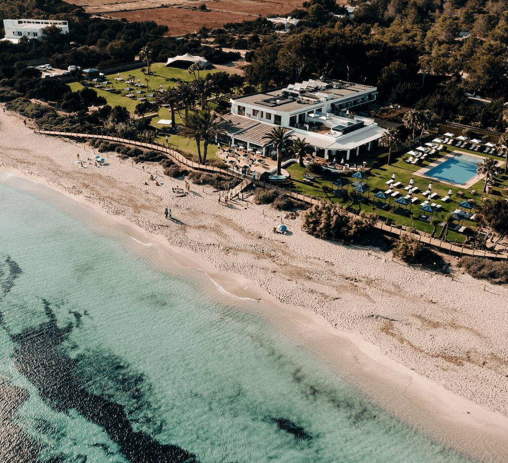 Beachside wedding venue in Formentera with elegant dining setup overlooking the sea, perfect for luxury weddings by Almond Souls.